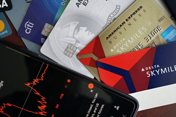 Een zakelijke debit card op een bureau met laptop en notitieboek voor efficiënt zakelijk betalen.
