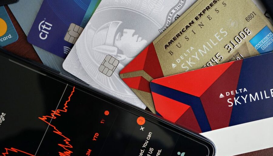 Een zakelijke debit card op een bureau met laptop en notitieboek voor efficiënt zakelijk betalen.